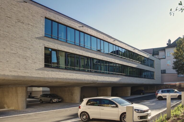 13B616FD-DF7A-4D28-956C-3A121B1A0DF6_1_105_c